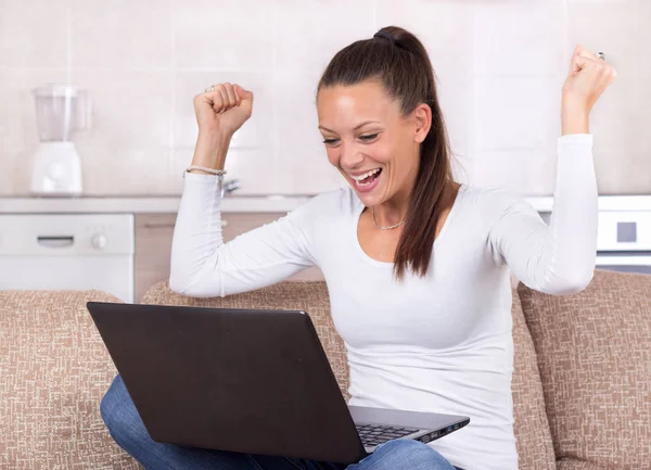 Femme extrêmement heureuse regardant ordinateur portable — Photo