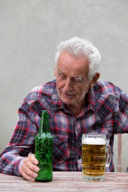 Komuta sizde bira şişesi ve kupa ile