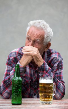 Komuta sizde bira şişesi ve kupa ile