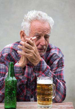 Komuta sizde bira şişesi ve kupa ile