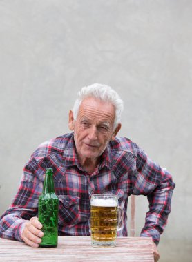 Komuta sizde bira şişesi ve kupa ile