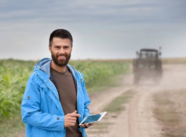 Çiftçi holding tablet ile traktör