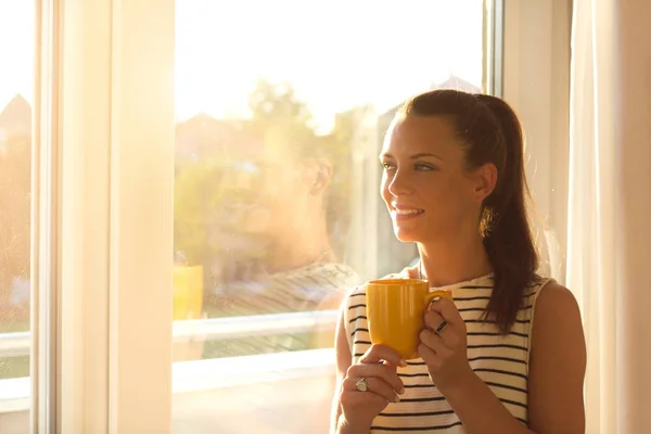 Gadis dengan kopi di samping jendela — Stok Foto