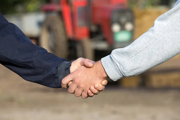 Les agriculteurs se serrent la main à la ferme — Photo