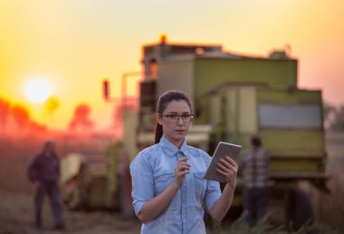 Tablet ve birleştirmek hasat ile çiftçi kız