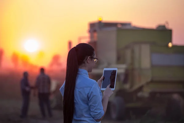 Boer meisje met Tablet PC- en combine harvester — Stockfoto