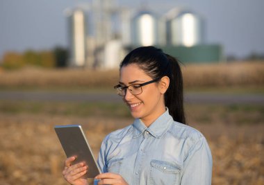 Çiftçi ve kadın ile tablet siloları