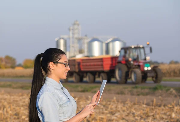 Farmer donna con tablet e silos — Foto Stock