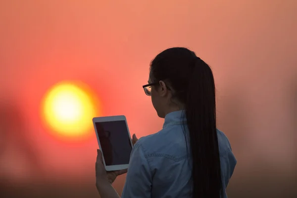 Donna con tablet in campo — Foto Stock