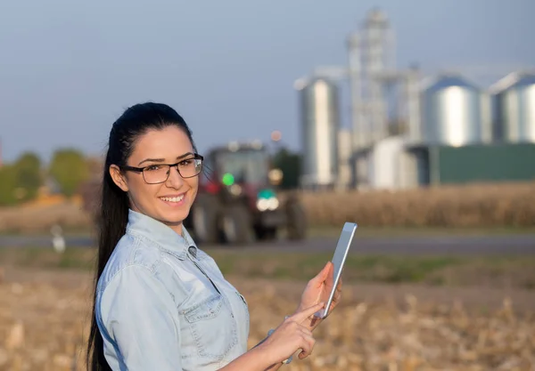 Boer vrouw met Tablet PC- en silo 's — Stockfoto