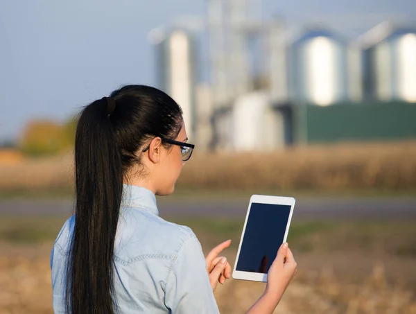 Boer vrouw met Tablet PC- en silo 's — Stockfoto