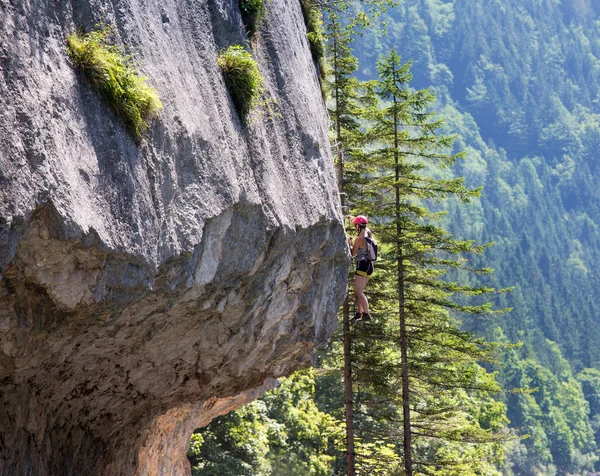 Rock climber on cliff — Stock Photo, Image