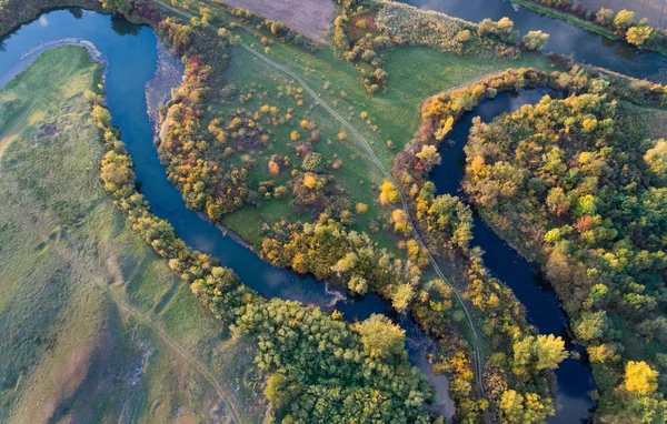 Vista superior del río y la naturaleza en otoño — Foto de Stock