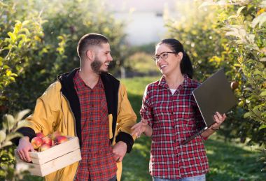 Orchard mutlu çiftçiler