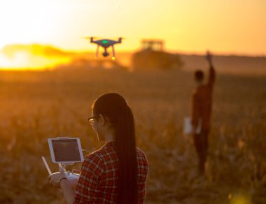 Kadın gezinme dron tarım arazileri üzerinde