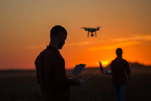 Człowieka drone nawigacyjnego powyżej pola uprawne — Zdjęcie stockowe