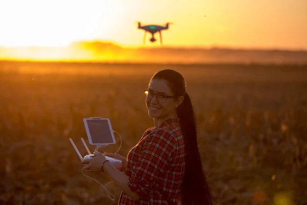 Nawigacyjnego drone kobieta powyżej pola uprawne — Zdjęcie stockowe