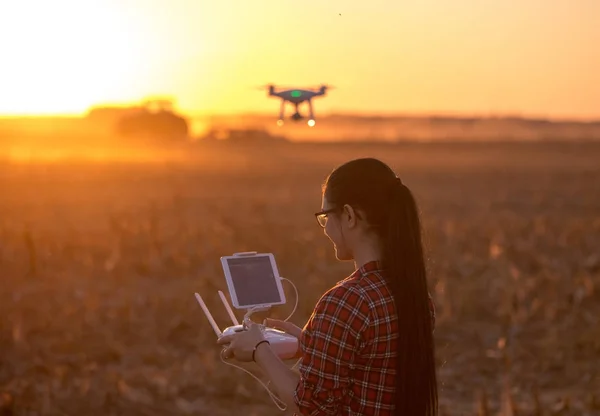 Nawigacyjnego drone kobieta powyżej pola uprawne — Zdjęcie stockowe
