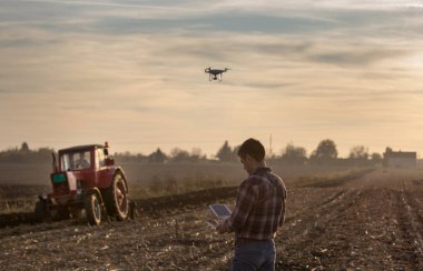 Çiftçi tarım arazileri üzerinde gezinme dron