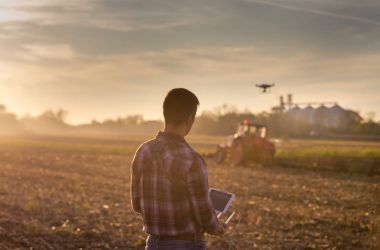 Çiftçi tarım arazileri üzerinde gezinme dron