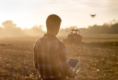 Çiftçi tarım arazileri üzerinde gezinme dron