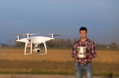 Çiftçi tarım arazileri üzerinde gezinme dron