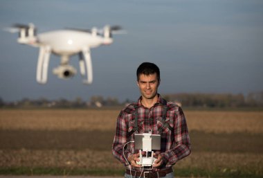 Çiftçi tarım arazileri üzerinde gezinme dron