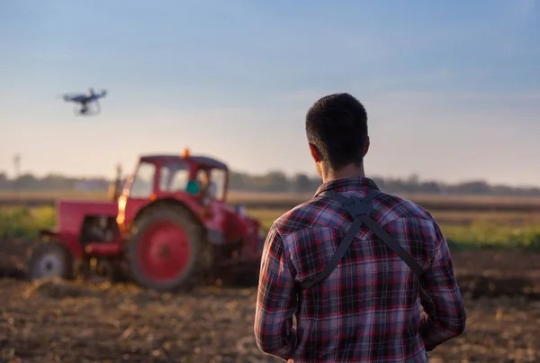 Rolnik drone nawigacyjnego powyżej pola uprawne — Zdjęcie stockowe