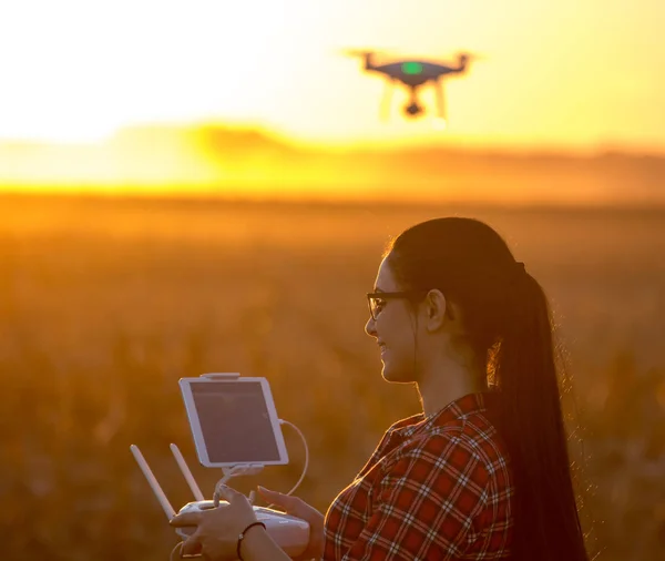 Nawigacyjnego drone kobieta powyżej pola uprawne — Zdjęcie stockowe