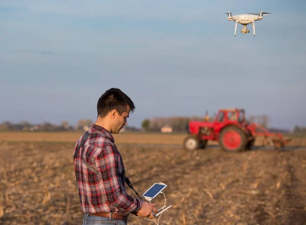 Landwirt navigiert Drohne über Ackerland — Stockfoto