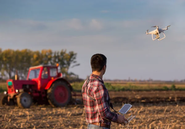 Rolnik drone nawigacyjnego powyżej pola uprawne — Zdjęcie stockowe