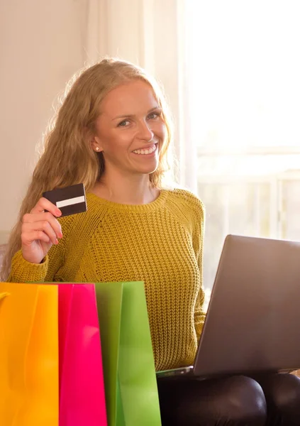 Chica shooping en línea con tarjeta — Foto de Stock