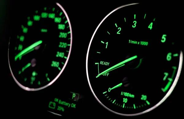 검은 배경의 자동차 속도계 — 스톡 사진