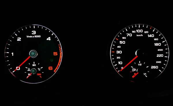 검은 배경의 속도계 — 스톡 사진