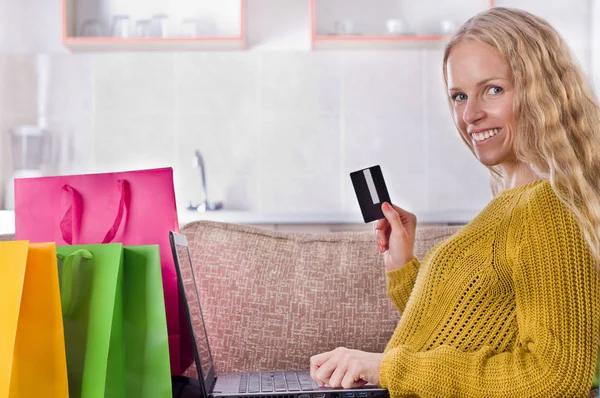 Chica shooping en línea con tarjeta en casa — Foto de Stock