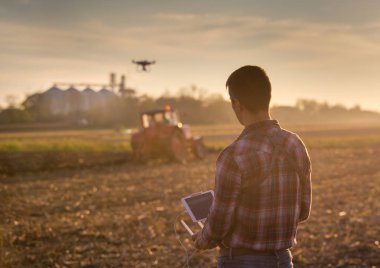 Çiftçi tarım arazileri üzerinde gezinme dron