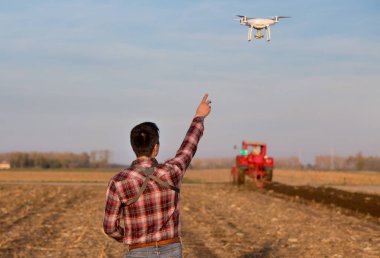Çiftçi tarım arazileri üzerinde gezinme dron