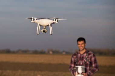 Çiftçi tarım arazileri üzerinde gezinme dron