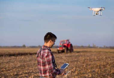 Çiftçi tarım arazileri üzerinde gezinme dron