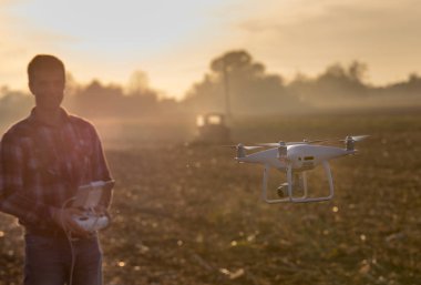 Çiftçi tarım arazileri üzerinde gezinme dron