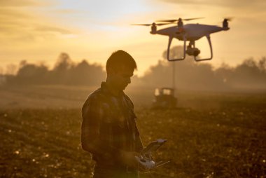 Çiftçi tarım arazileri üzerinde gezinme dron