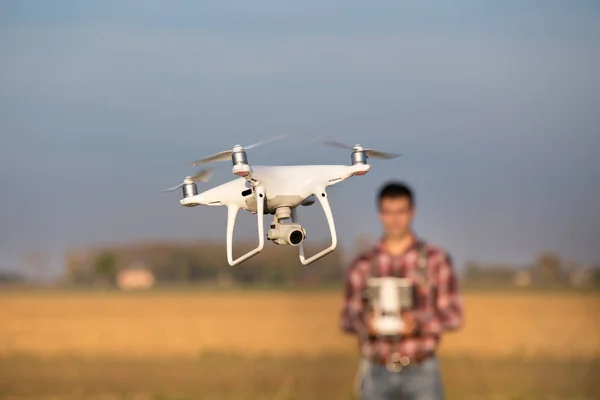 Rolnik drone nawigacyjnego powyżej pola uprawne — Zdjęcie stockowe