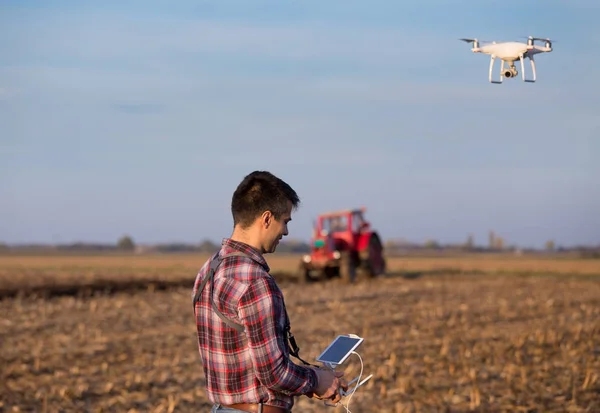 Landwirt navigiert Drohne über Ackerland — Stockfoto