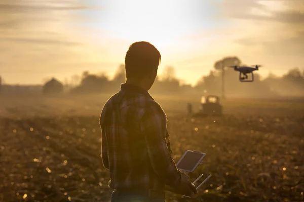 Landwirt navigiert Drohne über Ackerland — Stockfoto