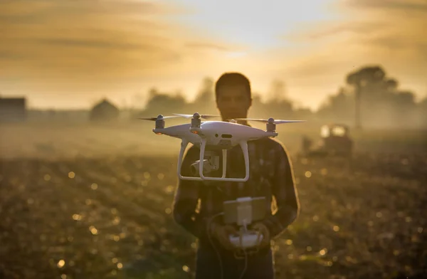 Landwirt navigiert Drohne über Ackerland — Stockfoto