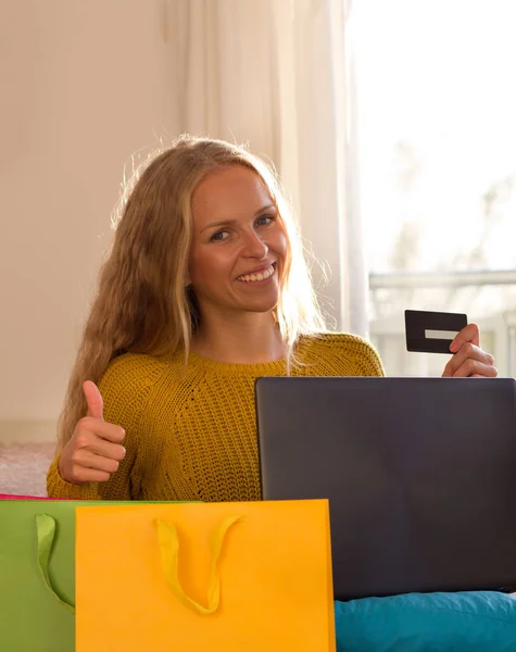 Chica de compras en línea con tarjeta — Foto de Stock