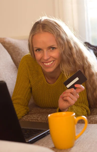 Chica de compras en línea con tarjeta — Foto de Stock