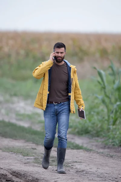 Agricoltore che cammina su terreni agricoli — Foto Stock