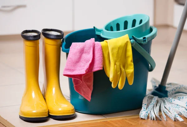Attrezzature per la pulizia sul pavimento della cucina — Foto Stock