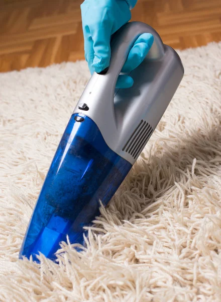 Aspirador sem fio hoovering tapete — Fotografia de Stock